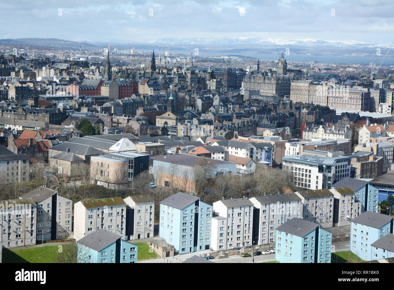 Una vista de la ciudad vieja medieval del centro de la ciudad de Edimburgo y sus nuevos barrios periféricos, de Arthur's Seat, Escocia, Reino Unido. Foto de stock
