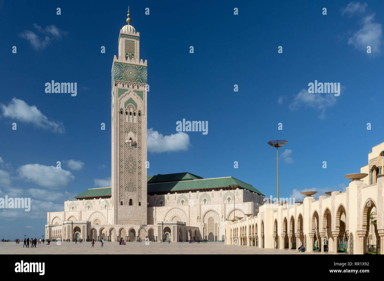 Y minarete de la Mezquita Hassan II, Casablanca, Marruecos Foto de stock