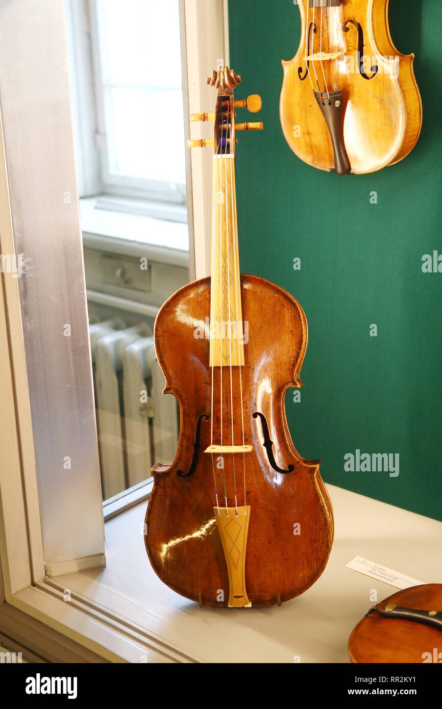 Markneukirchen, Alemania. 24 Feb, 2019. Una viola (viola) por Johann Adam  Pöpel desde el siglo XVII se encuentra en una vitrina en el Museo de  Instrumentos Musicales. La viola es uno de