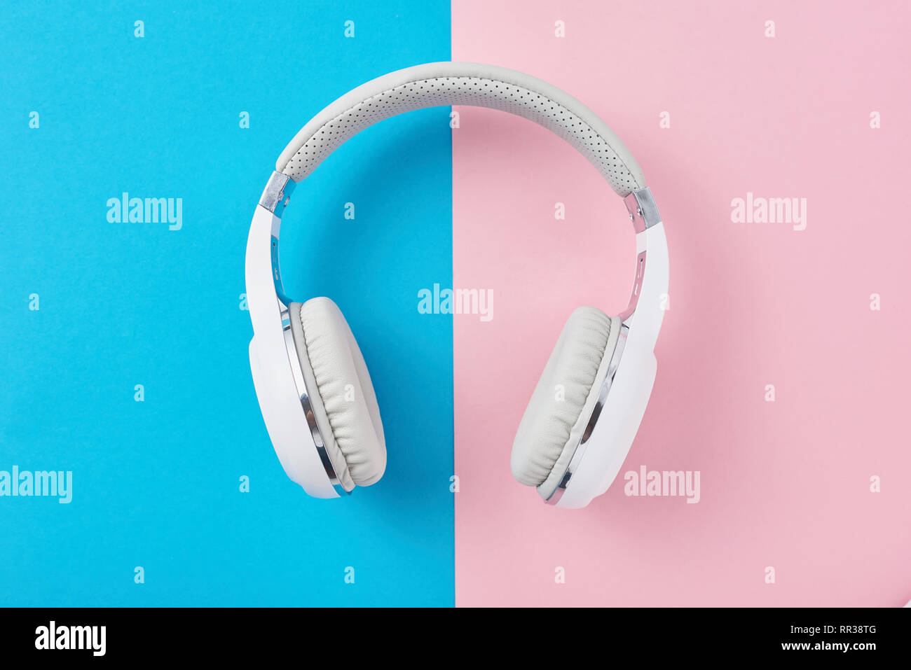 Audifonos rosado pastel azul fondo fotografías e imágenes de alta resolución - Alamy Audifonos rosado pastel azul fondo fotografías e imágenes de alta resolución - Alamy