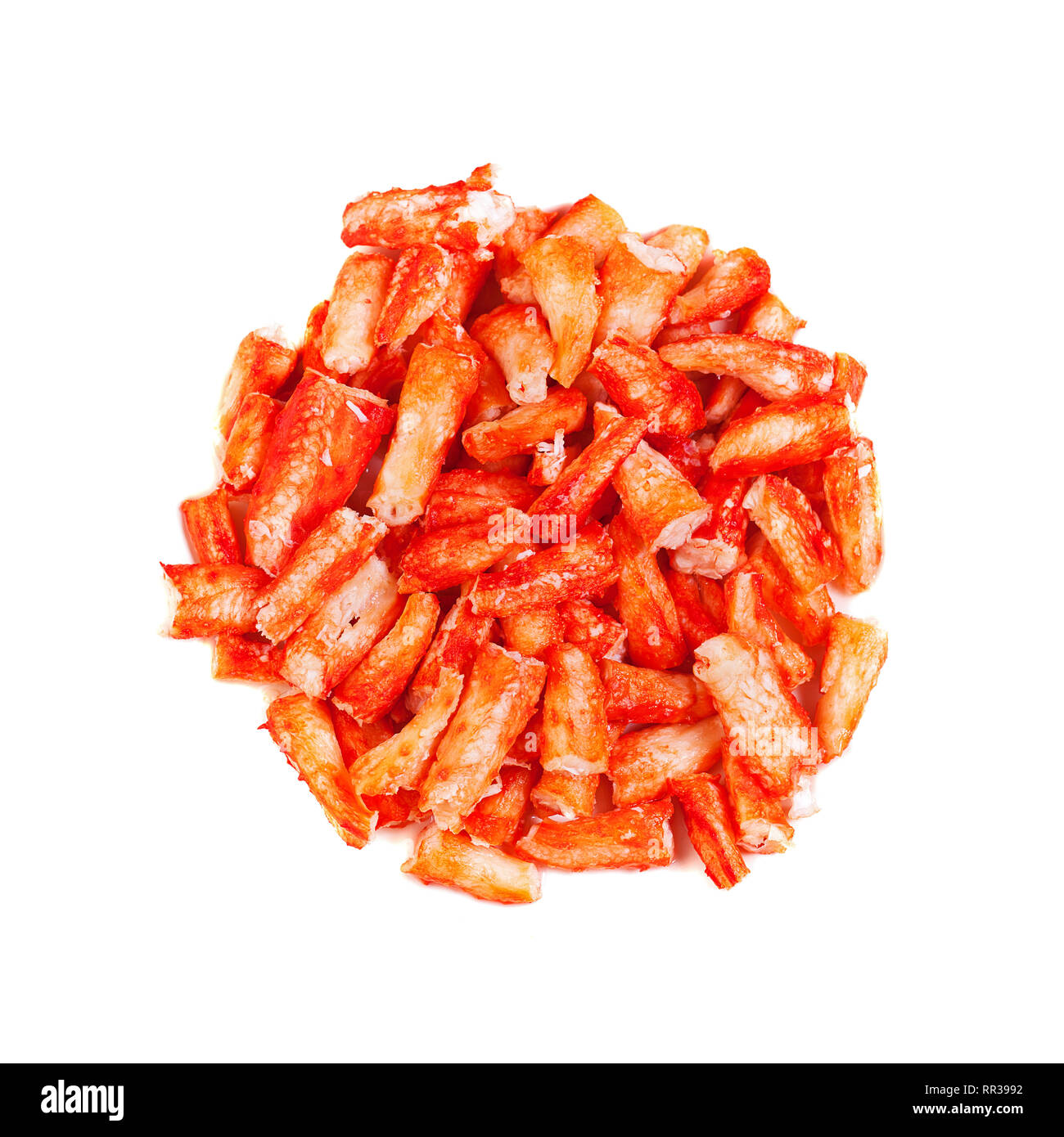 Patas de cangrejo carne aisladas sobre fondo blanco con sombra, vista superior. La comida gourmet Foto de stock