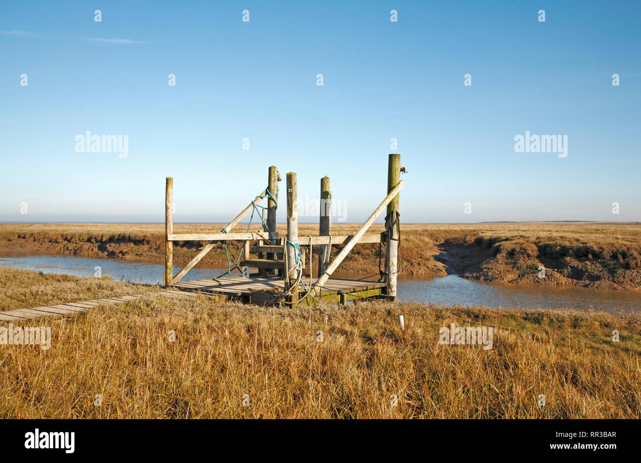 Una lancha de desembarco y punto de atraque en el muelle en el puerto de North Norfolk Thornham, Norfolk, Inglaterra, Reino Unido, Europa. Foto de stock