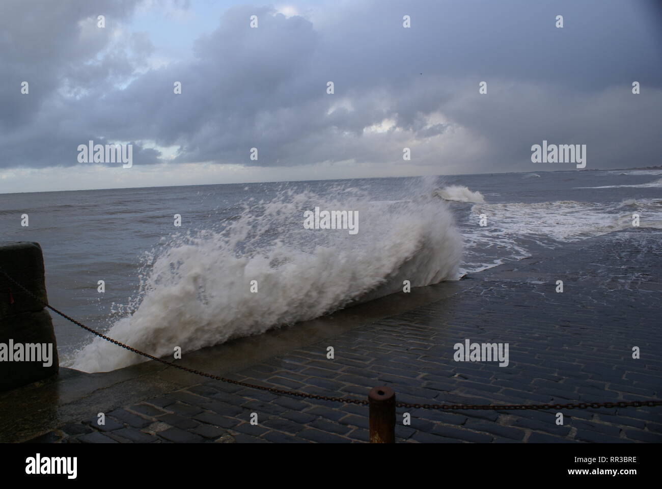 En bridlington frente al mar, las tormentas de invierno y marea oleada Foto de stock