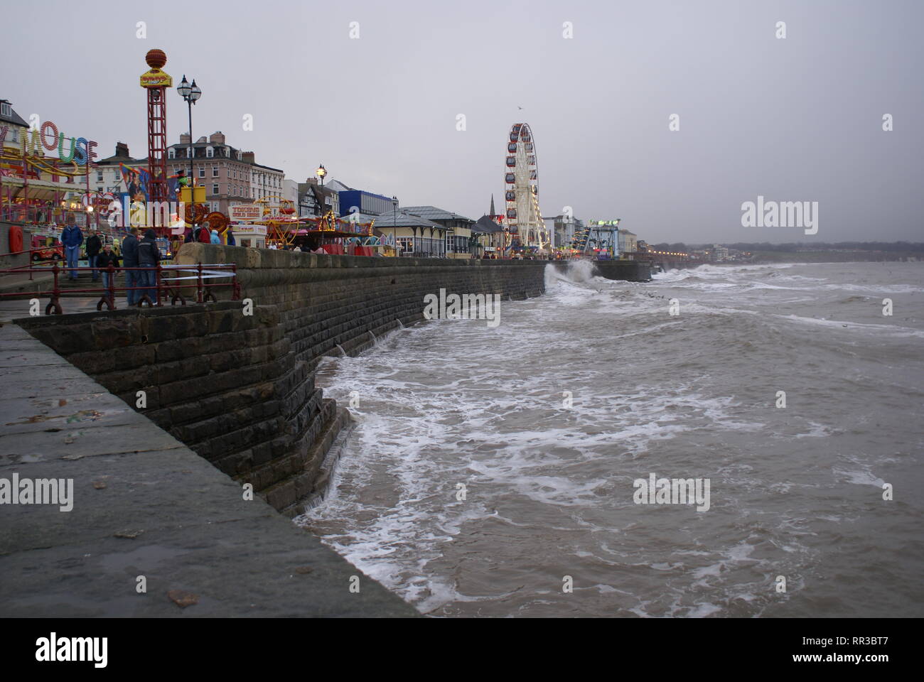 En bridlington frente al mar, las tormentas de invierno y marea oleada Foto de stock