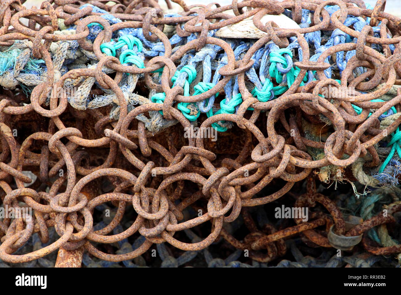 Una fotografía de las redes de pesca y la cadena. Industria pesquera concepto antecedentes Foto de stock