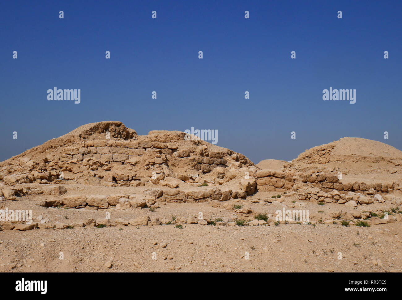 Excavada parcialmente la UNESCO World Heritage Site Dilmun era túmulo, Janabiya, Reino de Bahrein Foto de stock