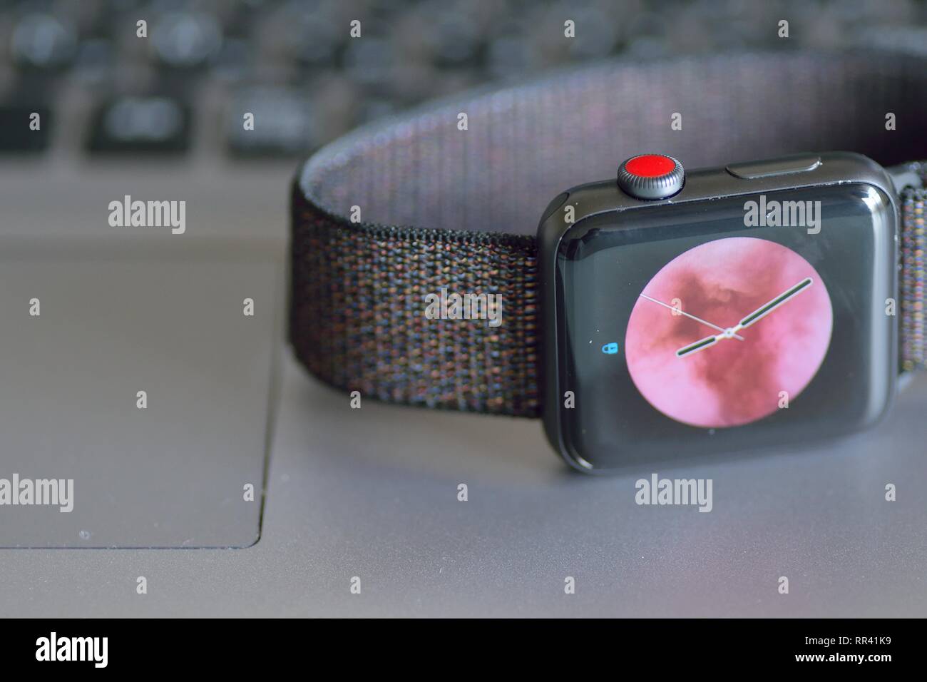 Apple reloj con fondo de teclado de PC portátil borrosa. Apple Watch es  líder en la industria de la marca smart watch Fotografía de stock - Alamy
