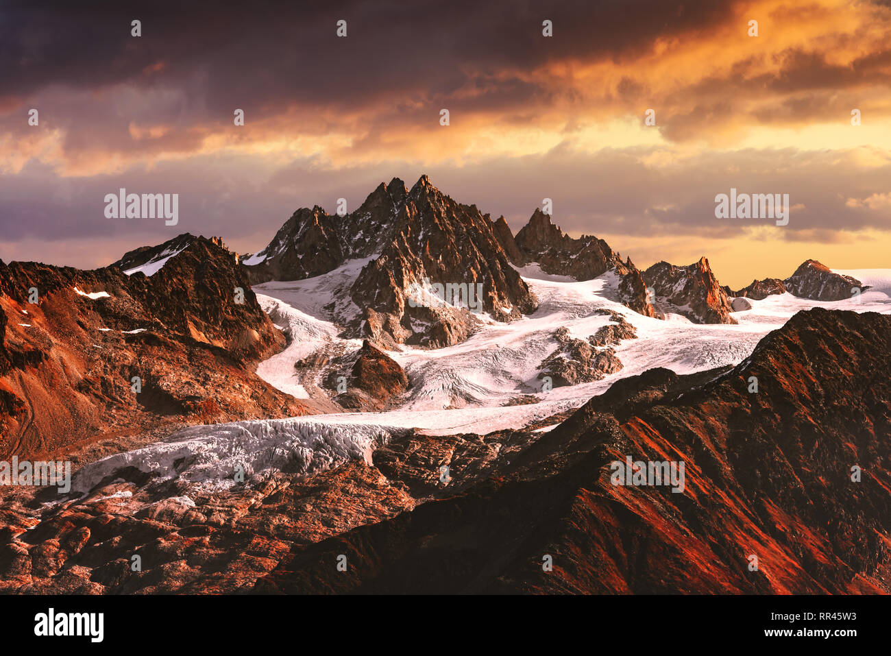Paisaje de montañas alpinas con glaciares y picos cubiertos de nieve Foto de stock