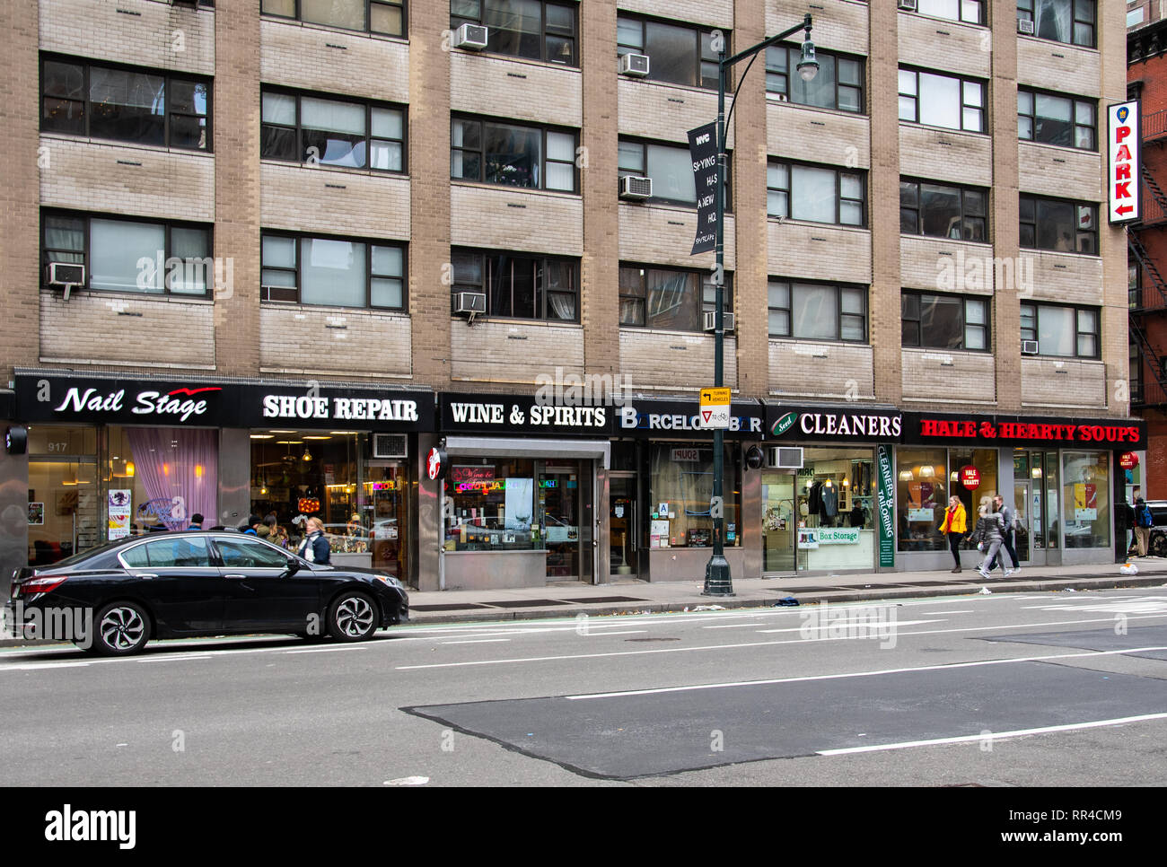 La Ciudad de Nueva York, Estados Unidos - 17 Noviembre 2018: una fila de  pequeñas tiendas independientes a lo largo de la 8th Avenue Fotografía de  stock - Alamy