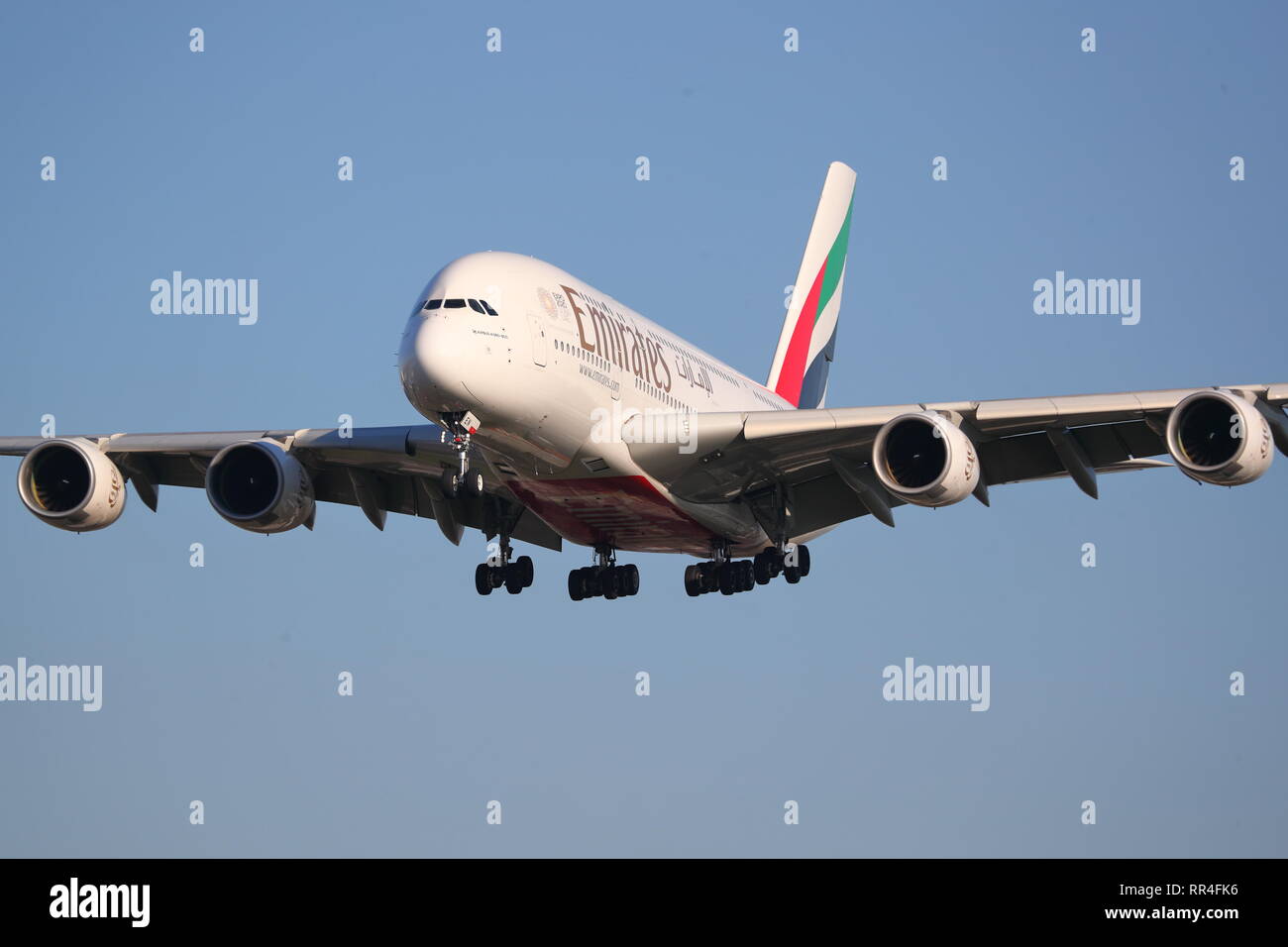 Emirates Airbus A380 A6-een el aterrizaje en el aeropuerto de Heathrow, Reino Unido Foto de stock