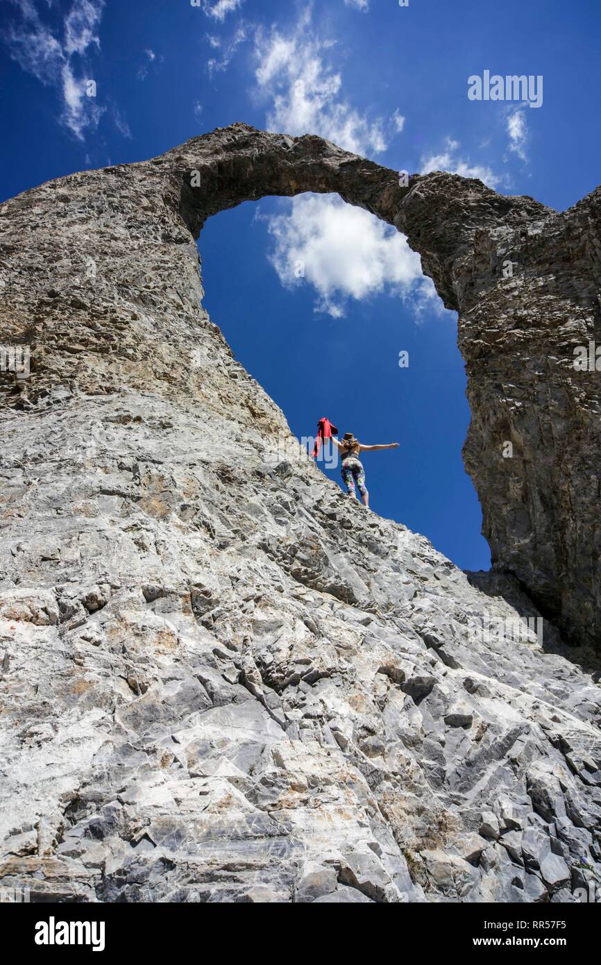 Potente chica senderismo en los Alpes franceses. La Aiguille Percee, Francia Foto de stock