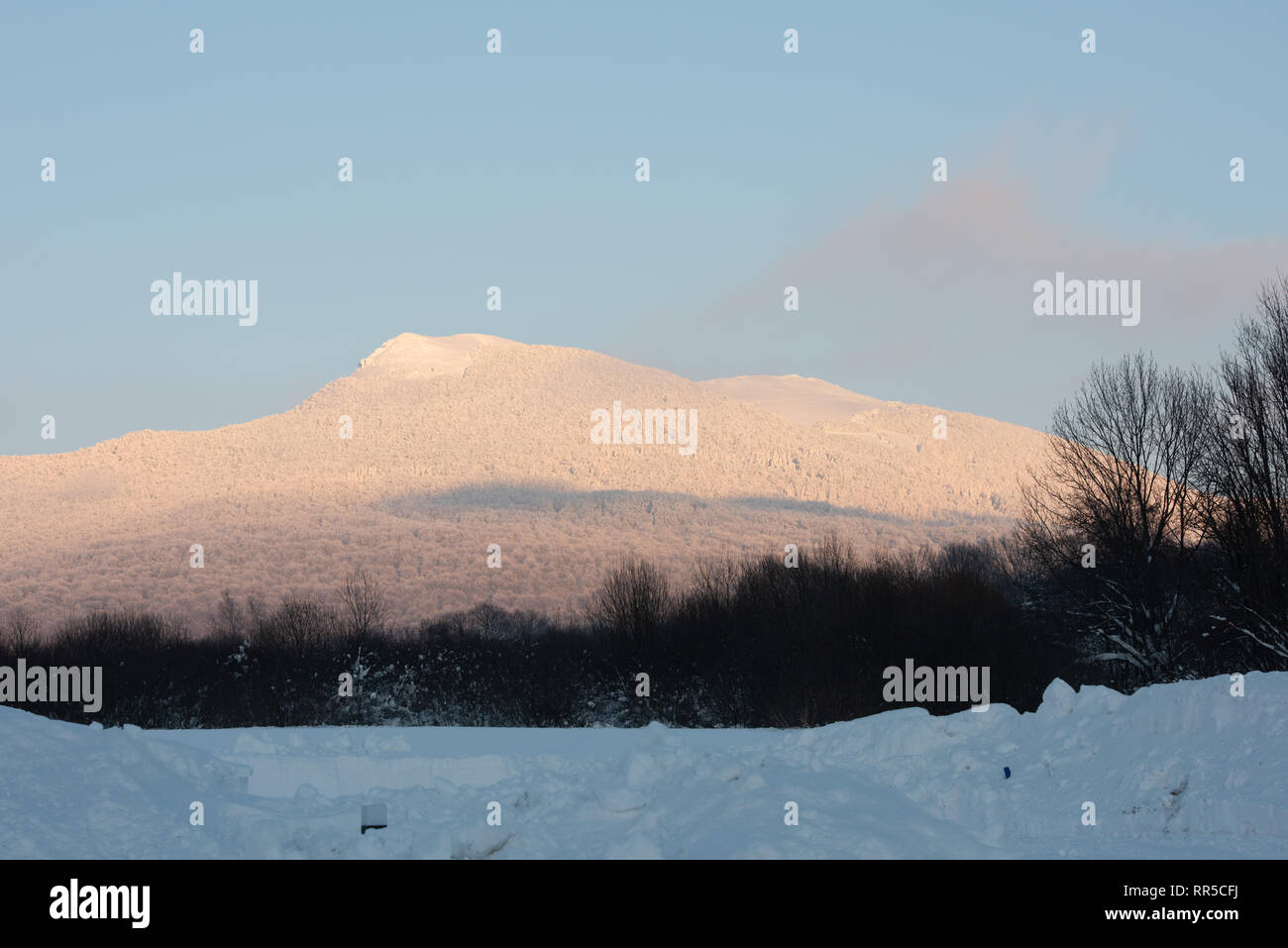 Las Montañas Bieszczady. Vistas Hnatowe Berdo pico de gama Wetlińska Połonina. En invierno el paisaje nevado. Picos nevados. Foto de stock