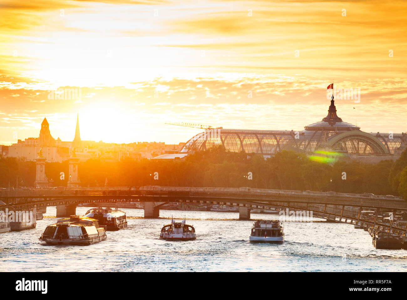 Río Sena sunset y la cúpula del Grand Palais Foto de stock