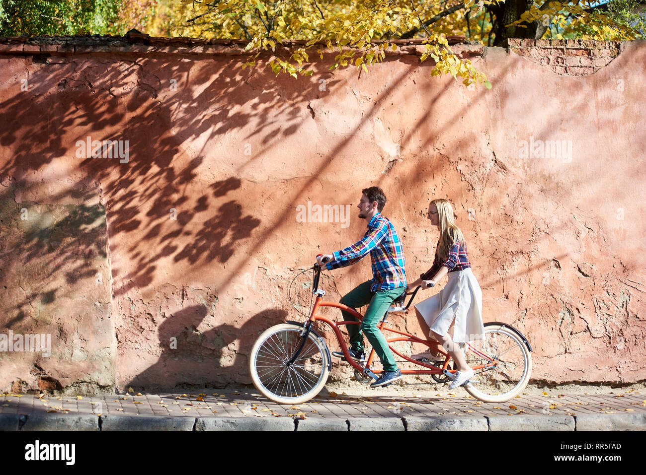 El hombre y la mujer, una pareja, montando bicicleta tándem juntos en  Carril del país Fotografía de stock - Alamy
