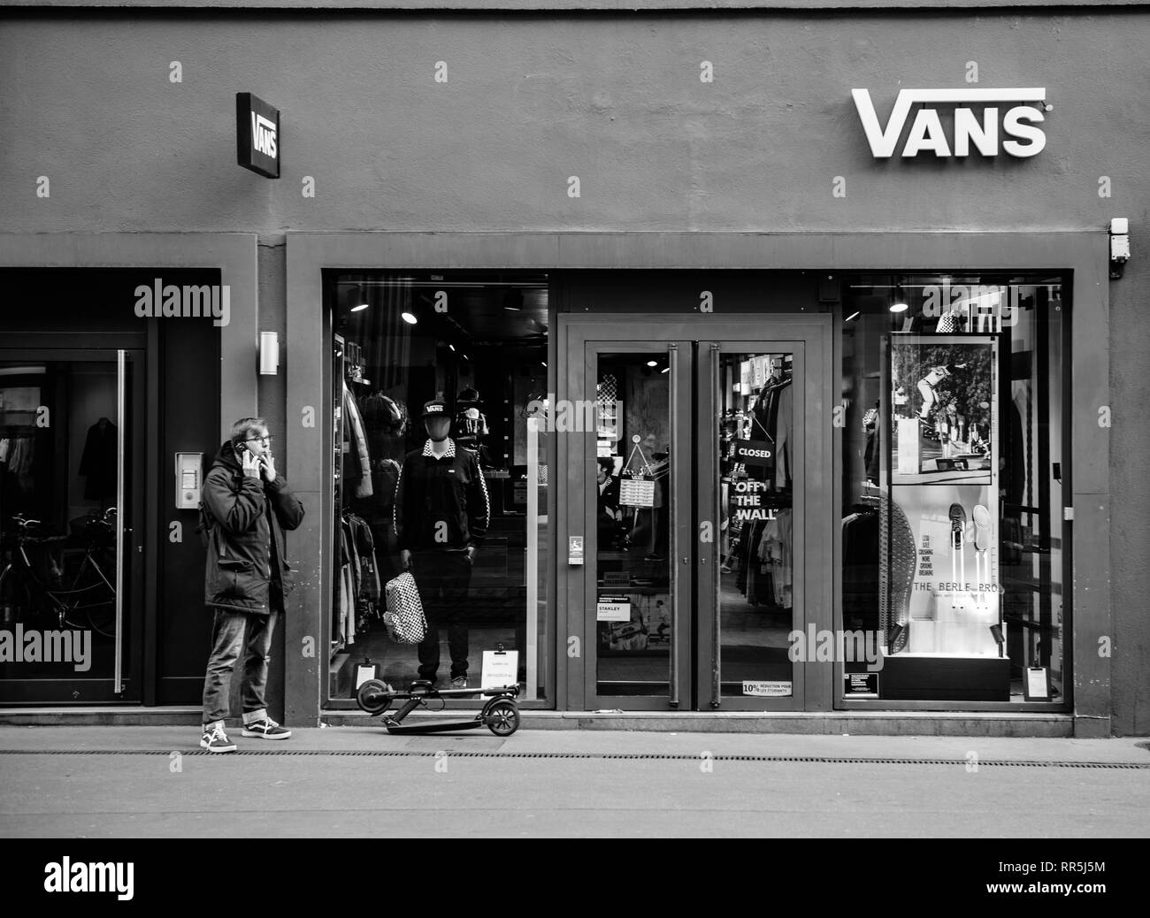 Estrasburgo, Francia - Feb 16, 2018: el hombre fumar cerca de Vans Skate y ropa  tienda deportiva en el centro de Estrasburgo Fotografía de stock - Alamy