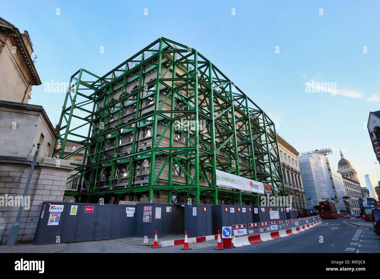 Apoyar la construcción de andamios pesados atravesando la deconstrucción en Saint Barts Hospital de la ciudad de Londres, Inglaterra, Reino Unido. Foto de stock