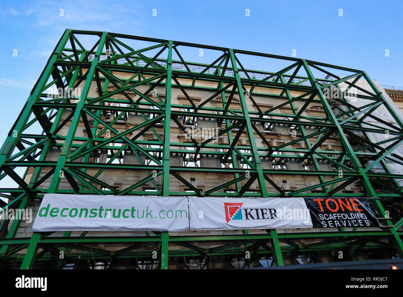 Apoyar la construcción de andamios pesados atravesando la deconstrucción en Saint Barts Hospital de la ciudad de Londres, Inglaterra, Reino Unido. Foto de stock