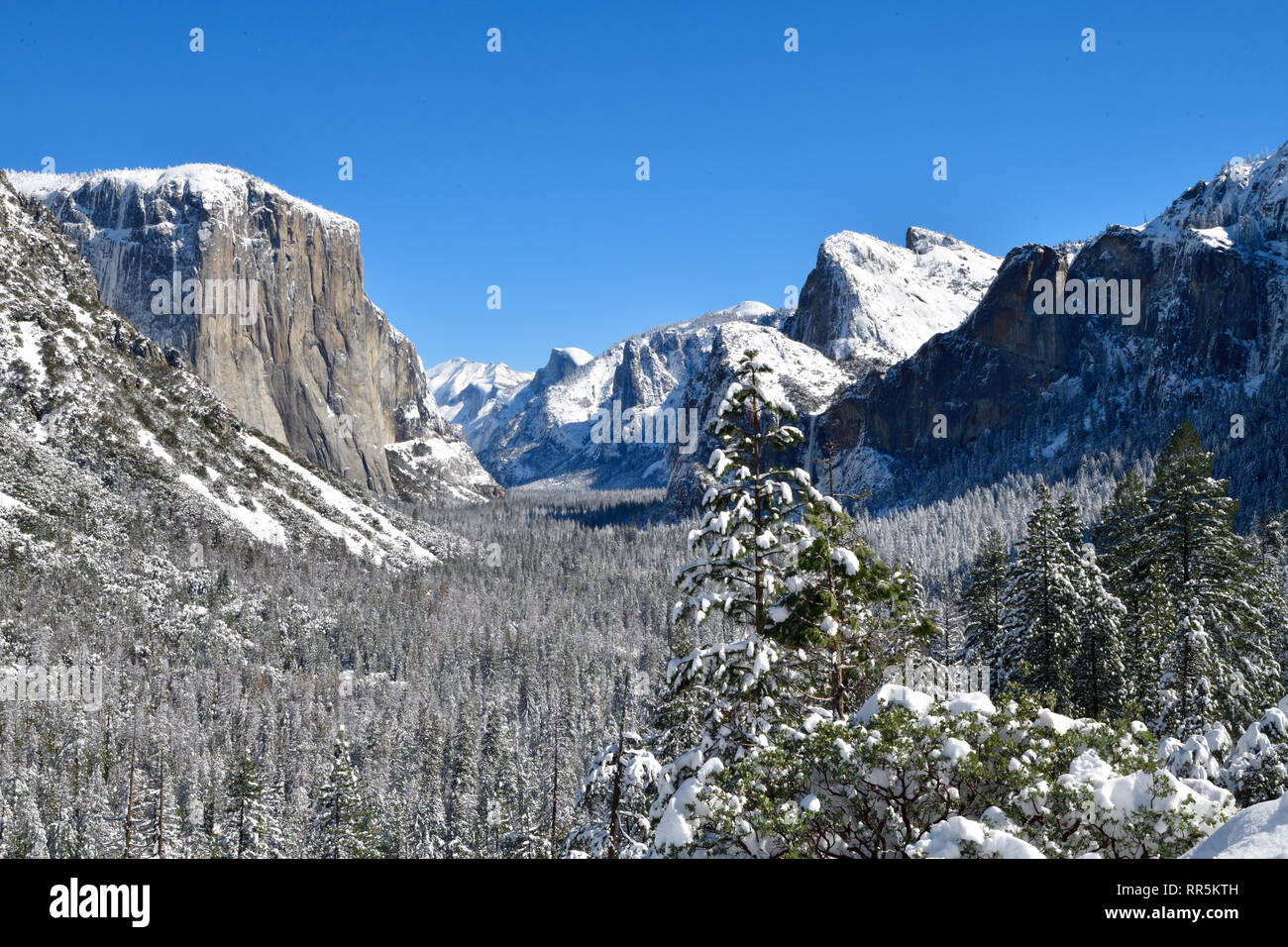 Valle de Yosemite en invierno desde vista de túnel Foto de stock