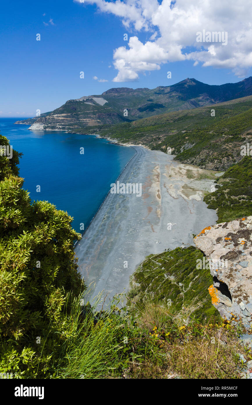 Nonza playa, formado a partir de la roca de desecho arrojado al mar por la fábrica de amianto que operaban en las cercanías en el 1950's. Nonza, Cap Corse, Córcega, Francia Foto de stock