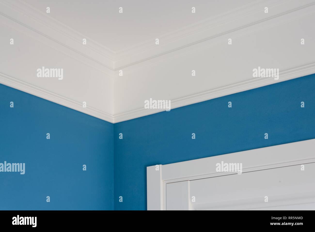 Detalles en el interior. Las molduras del techo, paredes pintadas de azul,  blanco puerta Fotografía de stock - Alamy