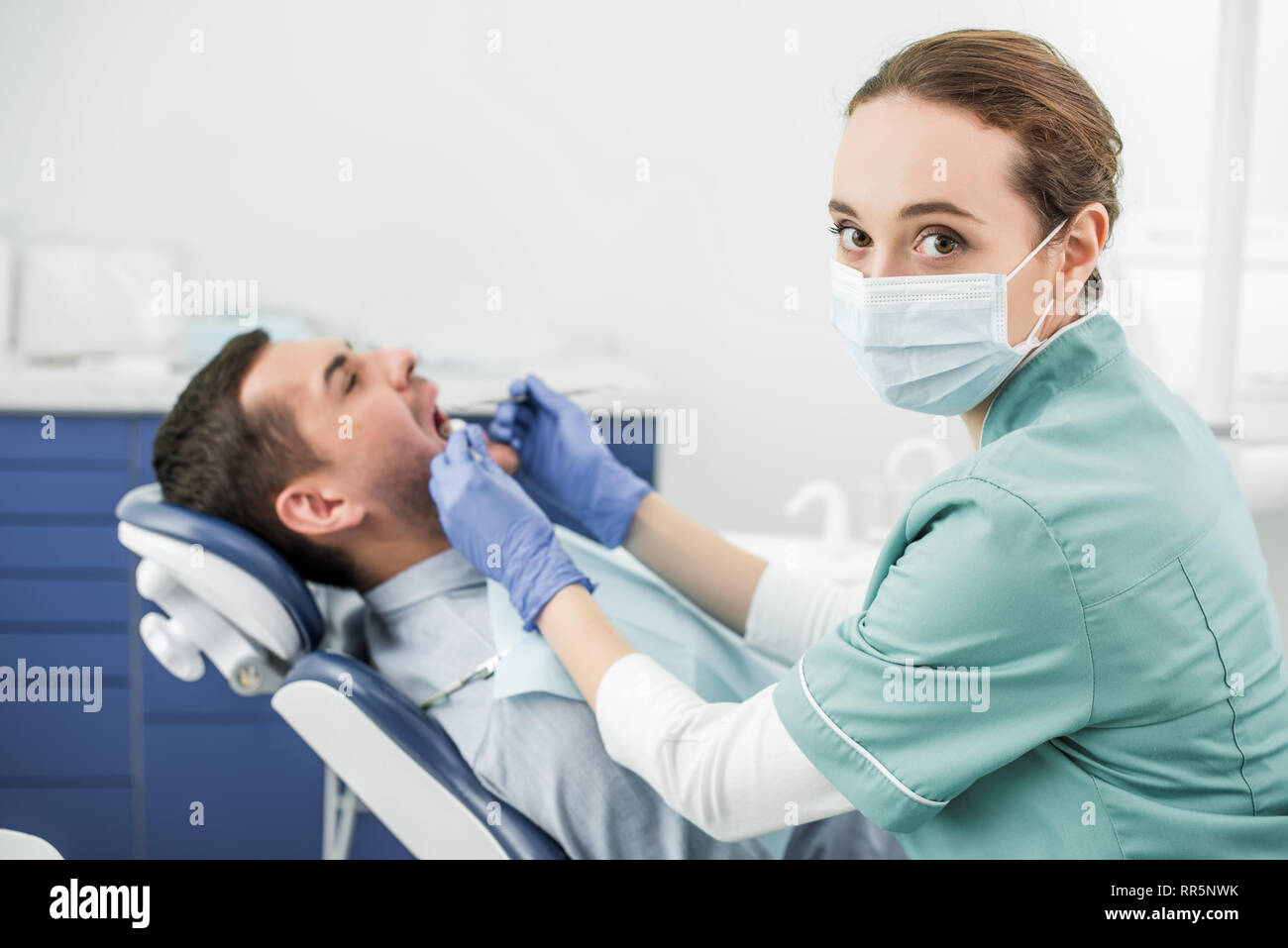 El enfoque selectivo de dentista mirando a la cámara y la celebración