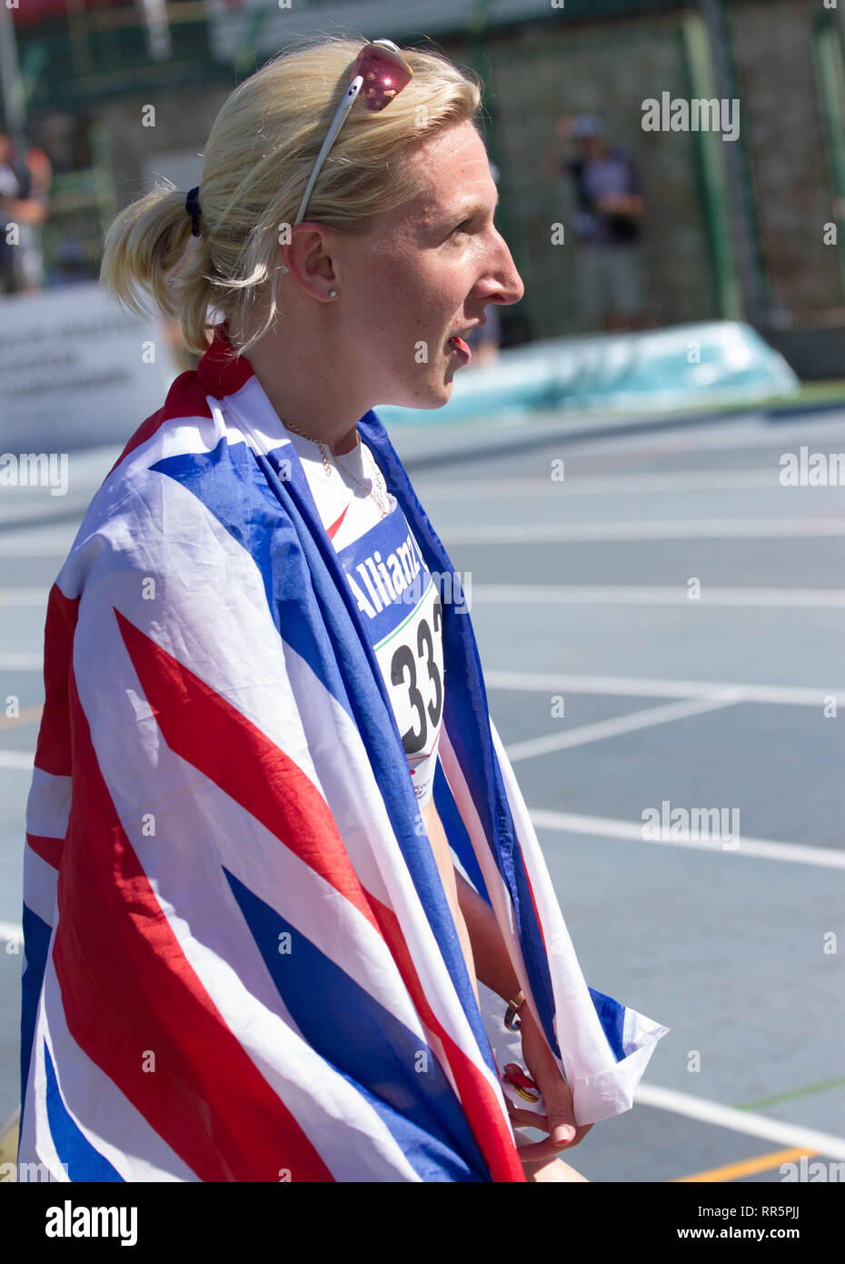 Georgie Hermitage (GBR) visto envueltos en la bandera británica después de la carrera durante el Grosseto Campeonatos Europeos de Atletismo de IPC en 2016. Foto de stock