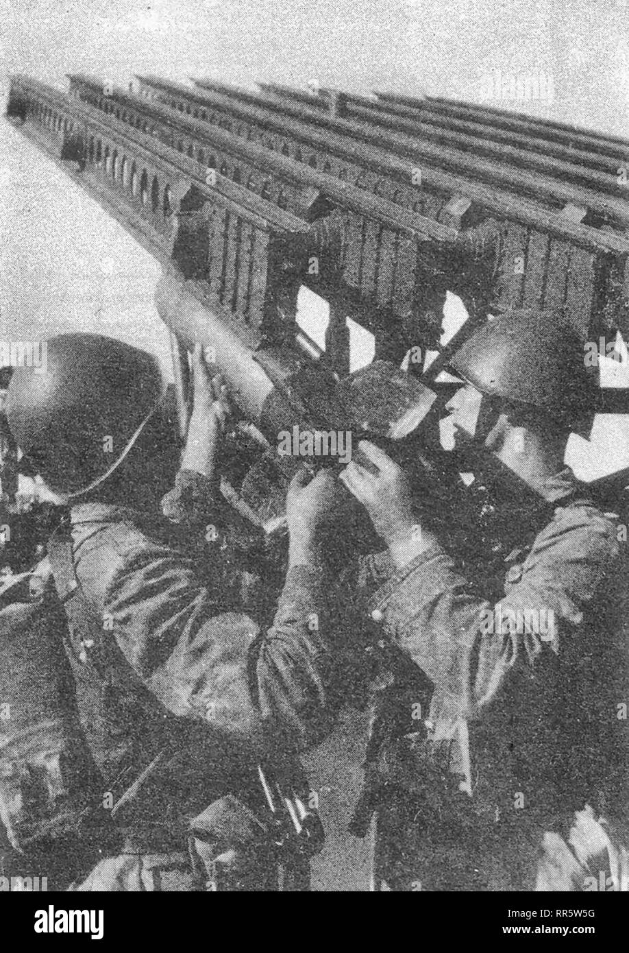 Los soldados del Ejército Rojo cargando cohetes en un BM-13 durante la II Guerra Mundial Foto de stock