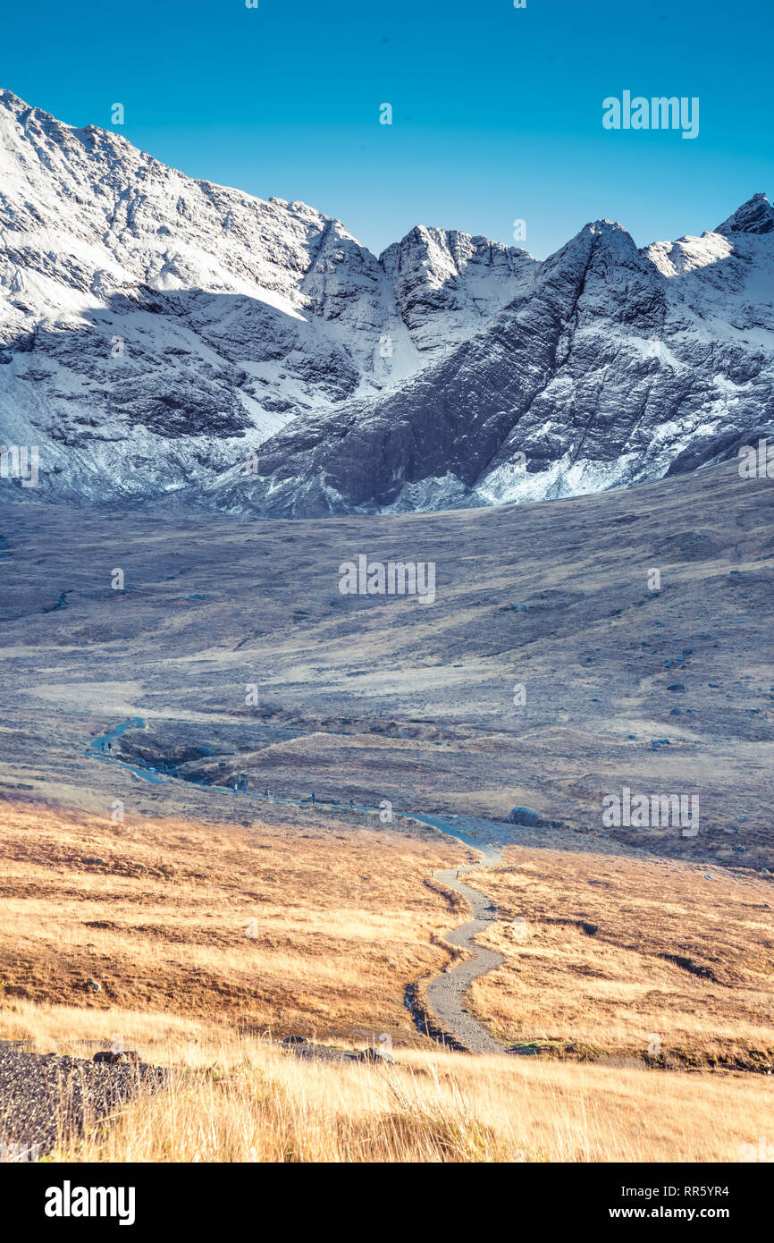 Ruta y el paisaje invernal en las montañas cubiertas de nieve de las cumbres rocosas en Glenbrittle Cuillins, Isla de Skye, Escocia Foto de stock