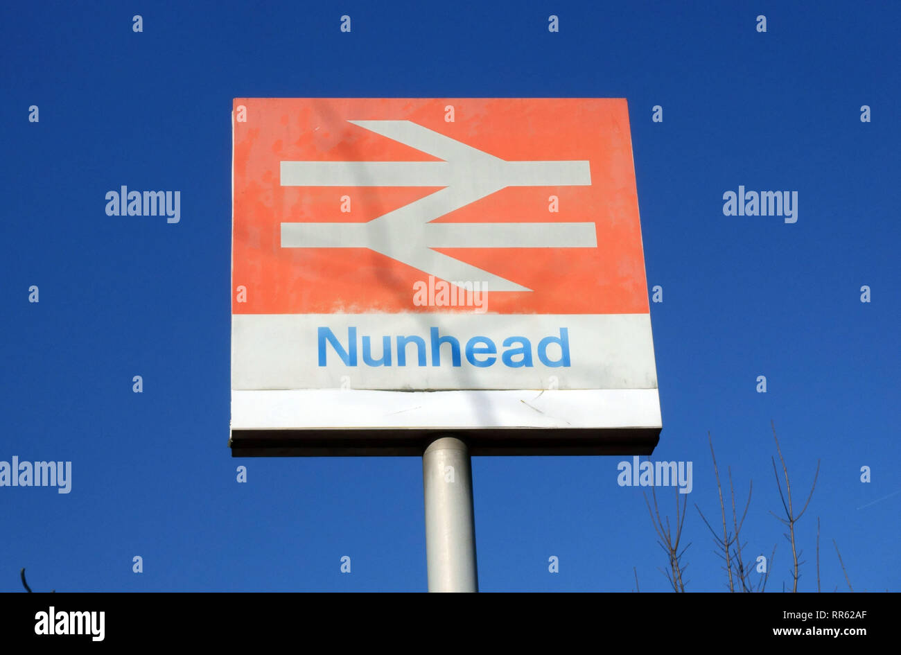 Firmar en Nunhead railway station, South East London Foto de stock