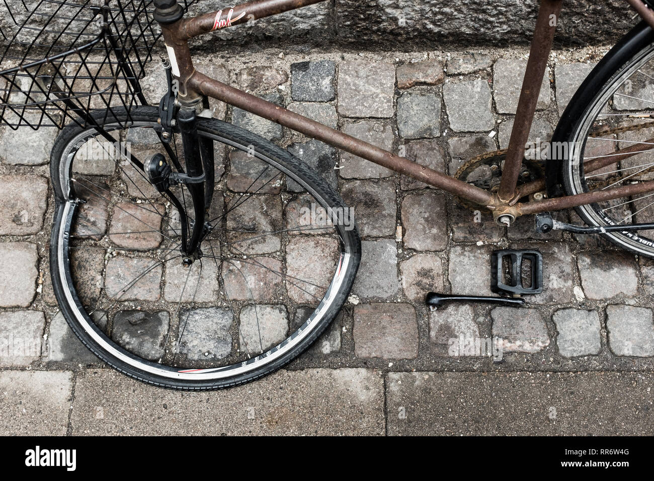 Mirando hacia abajo en bicicleta con una rueda doblado sobre el pavimento  en Copenhague Dinamarca Escandinavia Fotografía de stock - Alamy