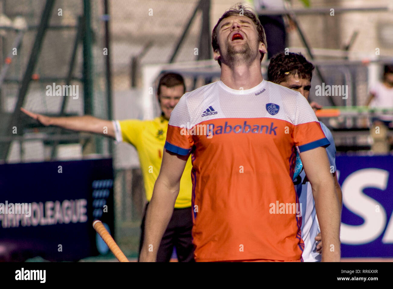 Buenos Aires, Capital Federal, Argentina. 24 Feb, 2019. El equipo de hockey de hombres argentinos, también conocida como Los Leones, derrotó al equipo nacional holandés, actual subcampeón mundial, el domingo 24 de febrero, con un marcador de 4 goles a 3. Los campeones olímpicos ganó su primera victoria en la nueva competencia . promovida por la Federacion Internacional de Hockey tras su derrota contra el equipo nacional de Bélgica, actual campeón del mundo y número uno en el ranking, y después fue suspendido el sábado pasado, el partido contra el equipo de Alemania, producto de una fuerte tormenta. (Crédito de la Imagen: © Roberto Alme Foto de stock
