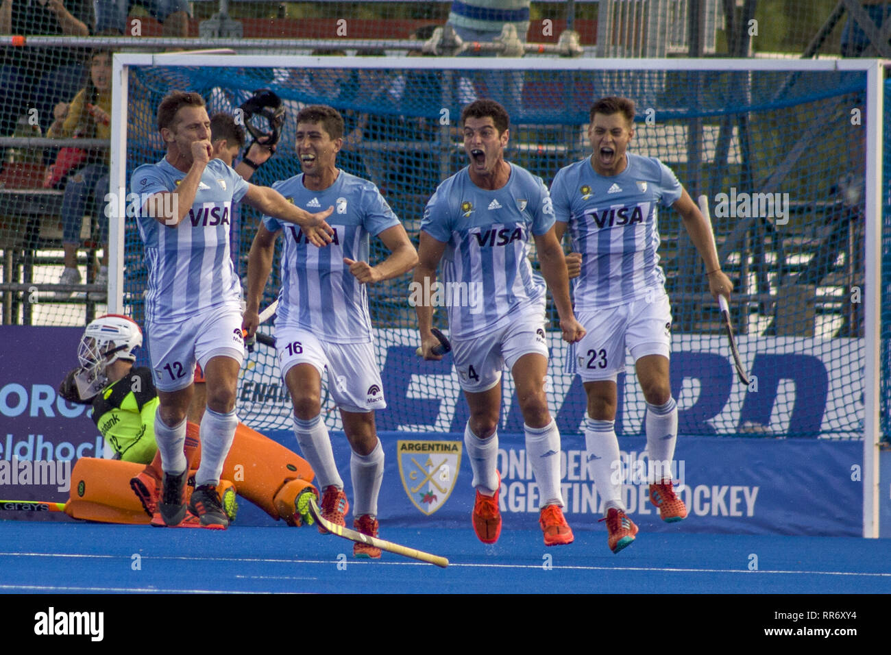 Buenos Aires, Capital Federal, Argentina. 24 Feb, 2019. El equipo de hockey de hombres argentinos, también conocida como Los Leones, derrotó al equipo nacional holandés, actual subcampeón mundial, el domingo 24 de febrero, con un marcador de 4 goles a 3. Los campeones olímpicos ganó su primera victoria en la nueva competencia . promovida por la Federacion Internacional de Hockey tras su derrota contra el equipo nacional de Bélgica, actual campeón del mundo y número uno en el ranking, y después fue suspendido el sábado pasado, el partido contra el equipo de Alemania, producto de una fuerte tormenta. (Crédito de la Imagen: © Roberto Alme Foto de stock