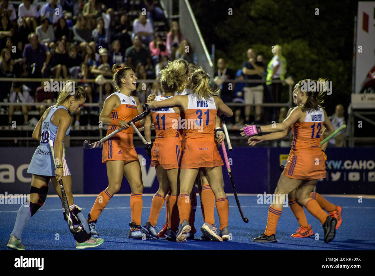 Buenos Aires, Capital Federal, Argentina. 24 Feb, 2019. El equipo de hockey femenino de Holanda, campeón del mundo, derrotó al equipo nacional de Argentina ''Las Leonas'' 2 goles a 1 y tomó el invicto en la Liga Profesional de la FIH en Buenos Aires 2019. Crédito: Roberto Almeida Aveledo/Zuma alambre/Alamy Live News Foto de stock