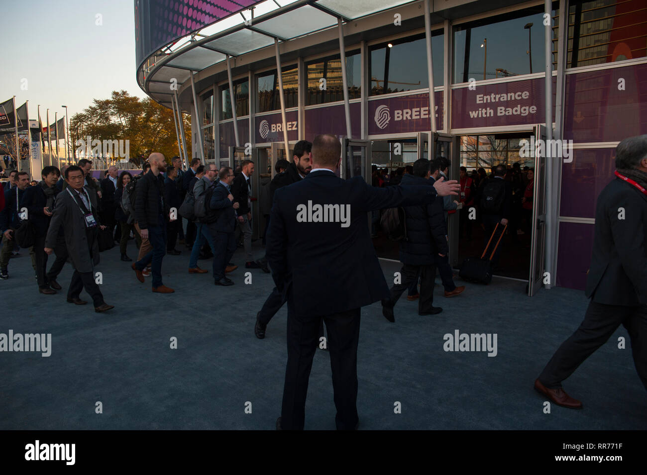 Barcelona, España, el lunes, 25 de febrero, 2019. El Mobile World Congress comienza con la previsión a exceder de 107.000 asistentes procedentes de más de 200 países, esta fue la cifra alcanzada en su última edición. El móvil del Congreso girará en torno a la conectividad inteligente y dirección hyperconnectivity, 5G, el internet de las cosas, la inteligencia artificial (AI) y gran cantidad de datos. Crédito: Charlie Pérez /Alamy Live News Foto de stock