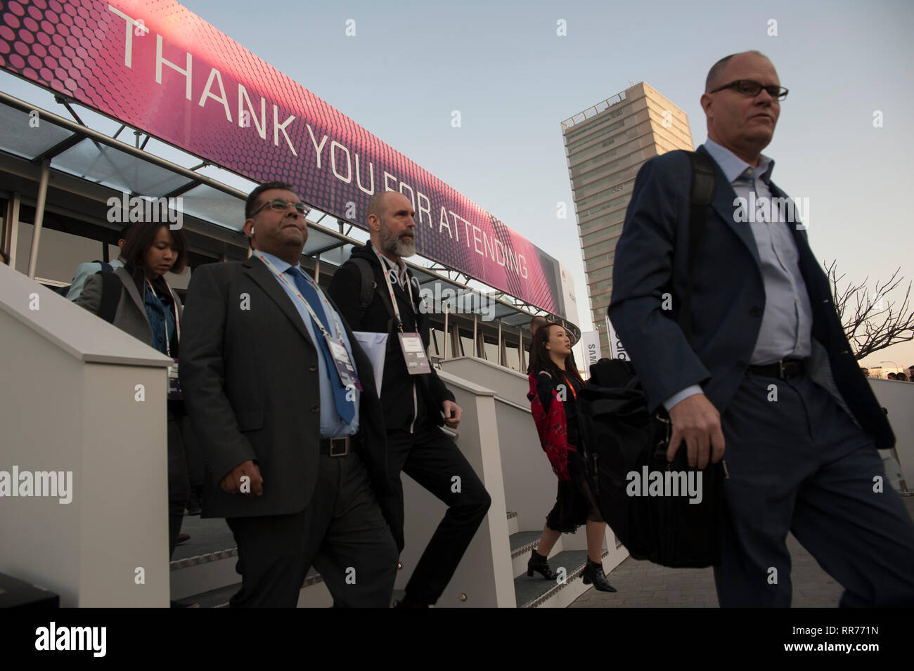 Barcelona, España, el lunes, 25 de febrero, 2019. El Mobile World Congress comienza con la previsión a exceder de 107.000 asistentes procedentes de más de 200 países, esta fue la cifra alcanzada en su última edición. El móvil del Congreso girará en torno a la conectividad inteligente y dirección hyperconnectivity, 5G, el internet de las cosas, la inteligencia artificial (AI) y gran cantidad de datos. Crédito: Charlie Pérez /Alamy Live News Foto de stock