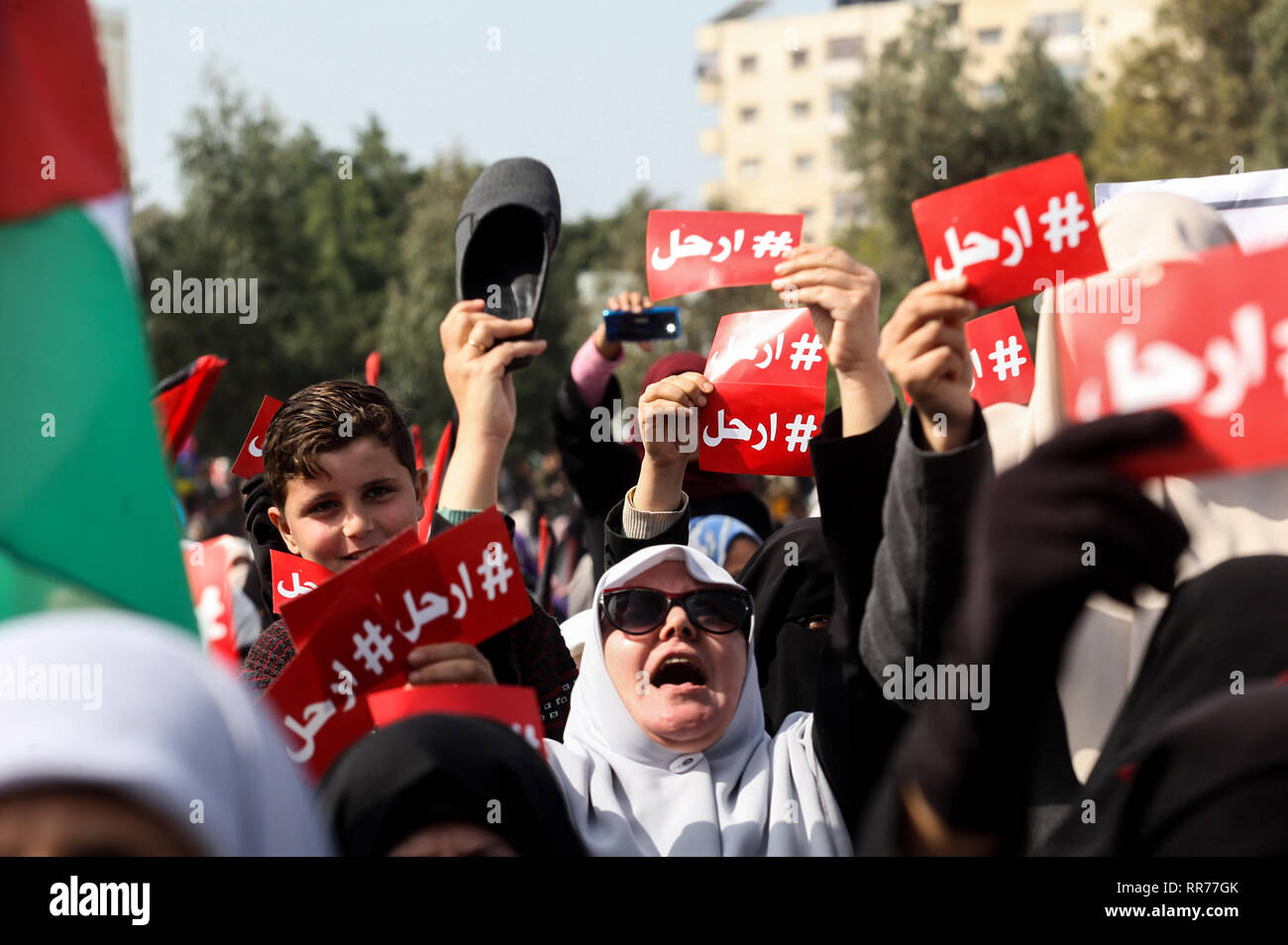 La franja de Gaza. 24 Feb 2019. Los manifestantes palestinos asistir a una manifestación de protesta en la ciudad de Gaza, el 24 de febrero de 2019, exigiendo que el presidente palestino Mahmoud Abbas de paso hacia abajo. Abed Rahim Khatib / despertar / Alamy Live News Foto de stock