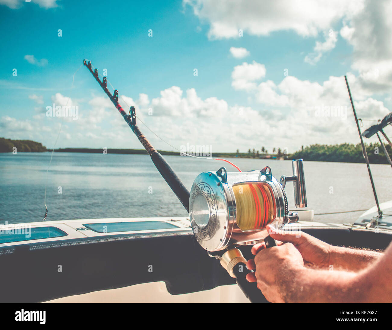 Hombre que pesca con caña de pesca profesional Fotografía de stock - Alamy