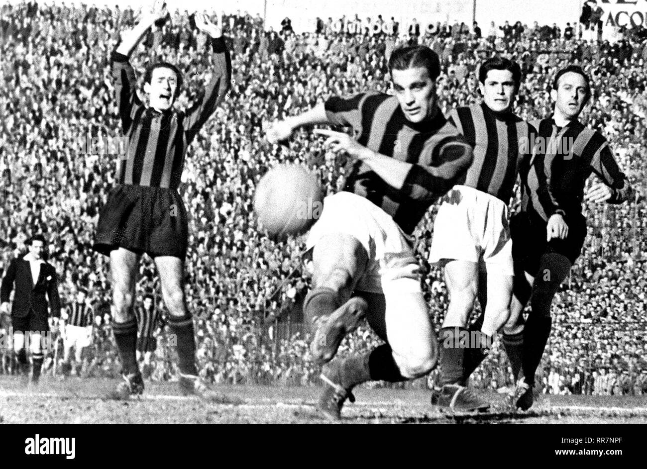 De Milán, del estadio de San Siro, el 25 de marzo de 1951. Gunnar Nordahl Rossonero (centro) marcó el gol decisivo en el derbi de Milán entre Inter y Milán (0-1), válido para la 29ª jornada de la Serie A italiana de 1950- 51. Foto de stock