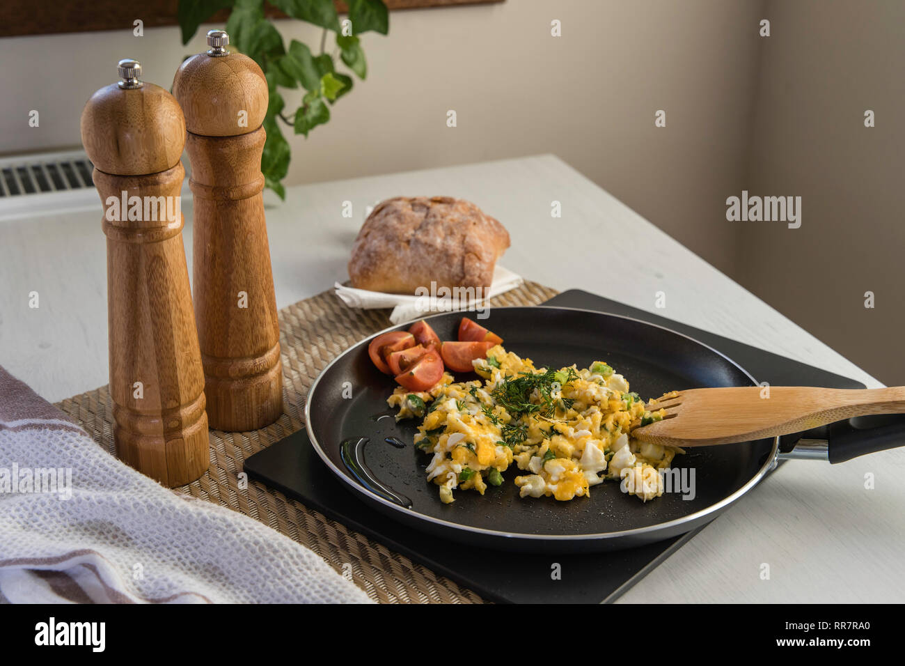 Huevos revueltos en la sartén, moldavo Style Foto de stock