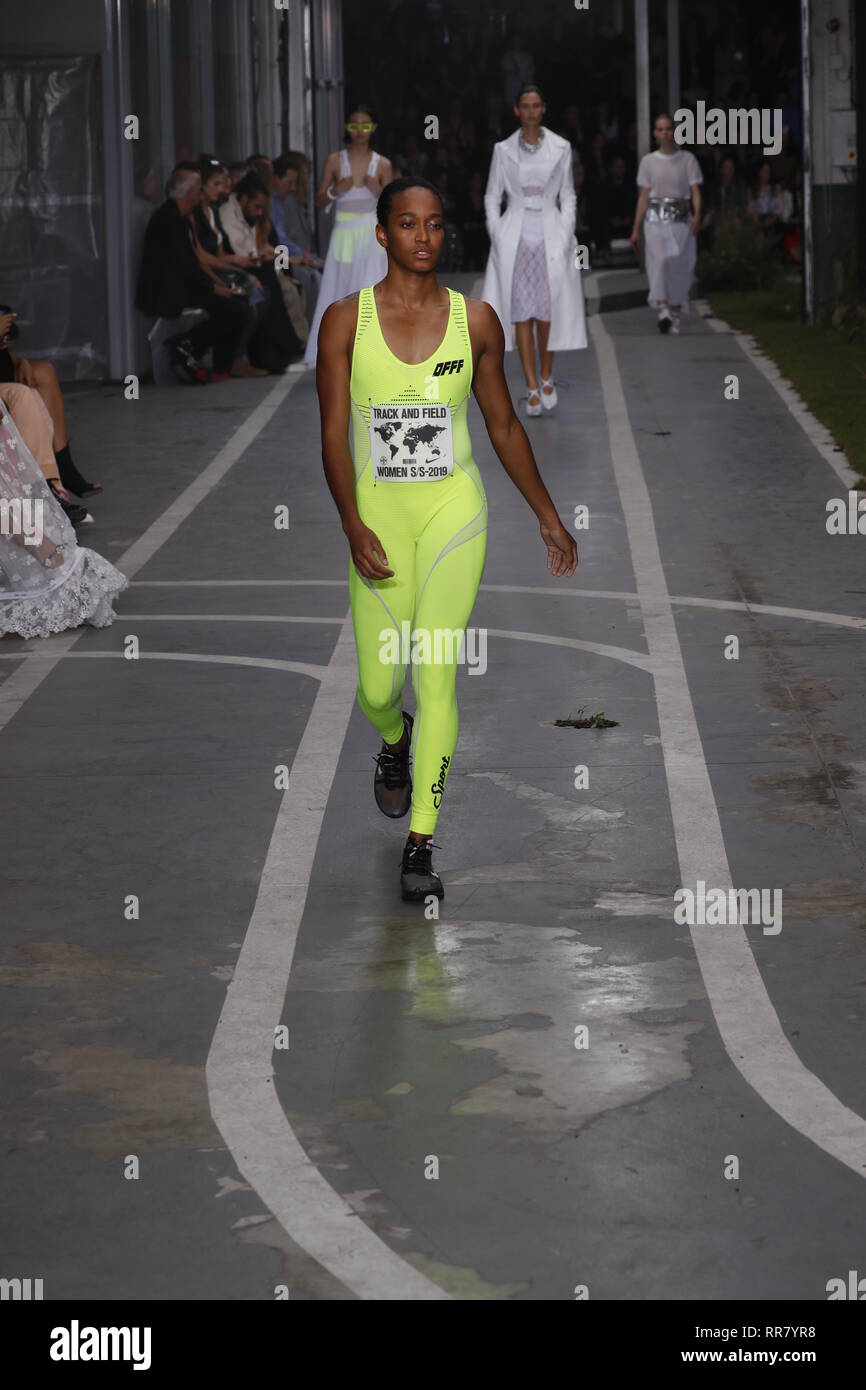 París, Francia - 27 DE SEPTIEMBRE: English Gardner camina la pista durante el color hueso se muestran como parte de la Semana de la moda de París Womenswear Primavera/Verano 2019. Foto de stock