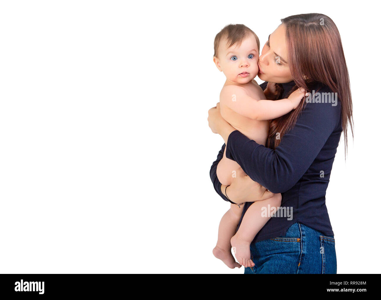 Madre amorosa y su bebita aislado sobre fondo blanco. Foto de stock
