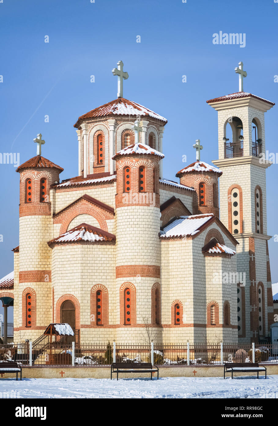 Nueva Iglesia Ortodoxa en Skopje en un soleado día de invierno Foto de stock