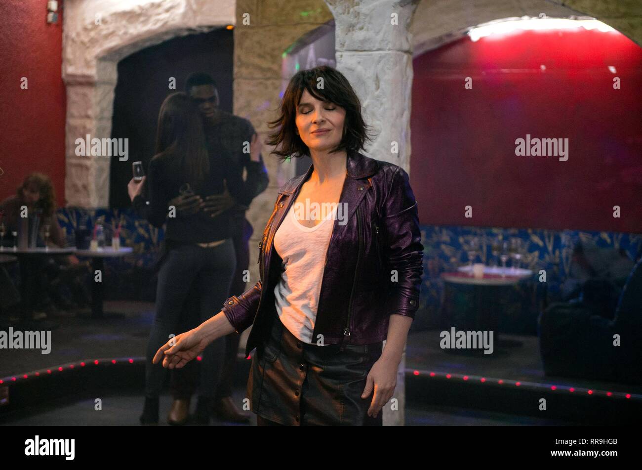 JULIETTE BINOCHE, DEJA ENTRAR EL SOL, 2017 Foto de stock