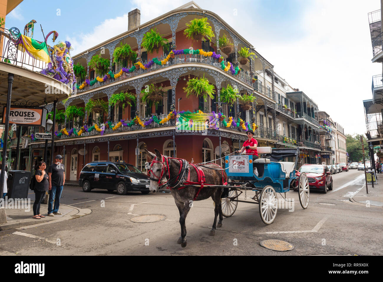 New Orleans French Quarter, vista de un caballo y una carroza cruzando la calle Royal Street en el centro de French Quarter (Vieux Carre), Nueva Orleans, EE.UU.. Foto de stock