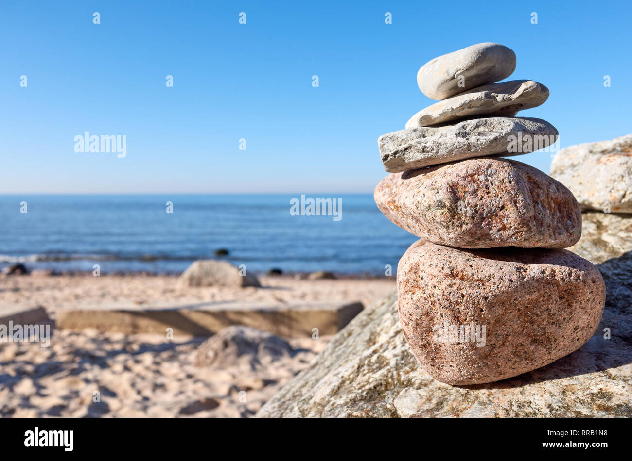 Pila de piedras en una playa, el equilibrio y la armonía el concepto, el enfoque selectivo. Foto de stock