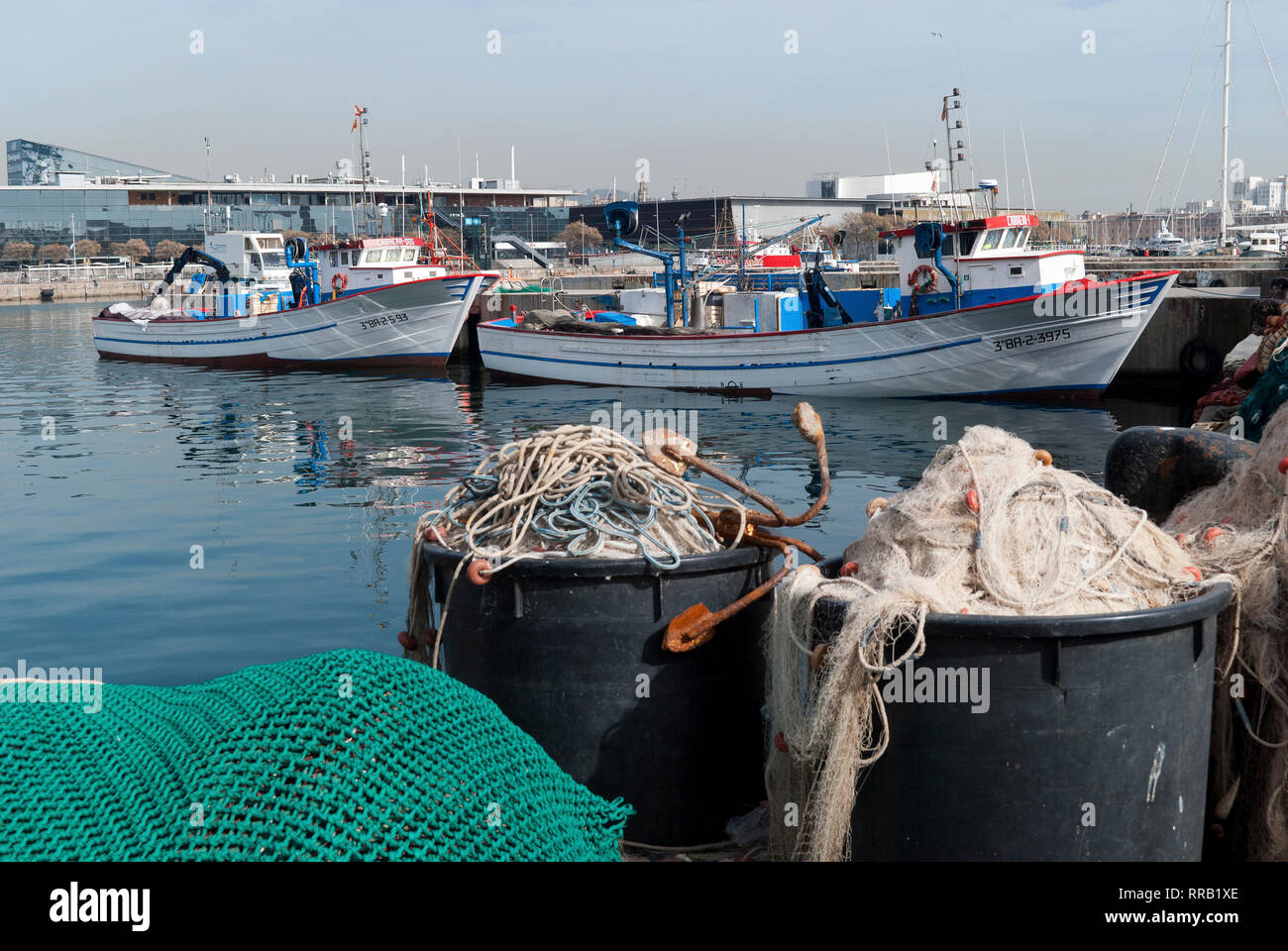 Barcos de pesca en el muelle de pescadores del puerto de Barcelona  Fotografía de stock - Alamy