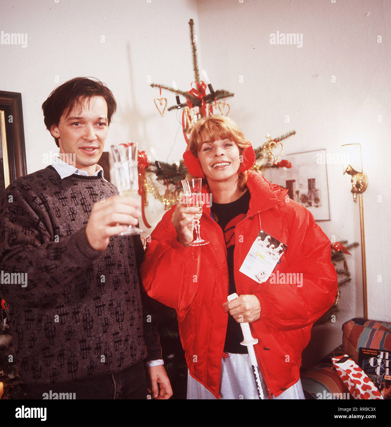 DIE SCHNELLE GERDI / TV-serie - D 1989 - Michael Verhoeven / 5. Gutes Neues Jahr / Herbert (Michael rollo) ist nicht tan begeistert von dem ganzen Weihnachtstrubel. Doch Gerdi (Senta Berger), riesig freut sich wieder die Familie vollzählig um sich zu haben ... / 34750 / , 20DFAB.S. / Überschrift: DIE SCHNELLE GERDI / BRD 1989 Foto de stock