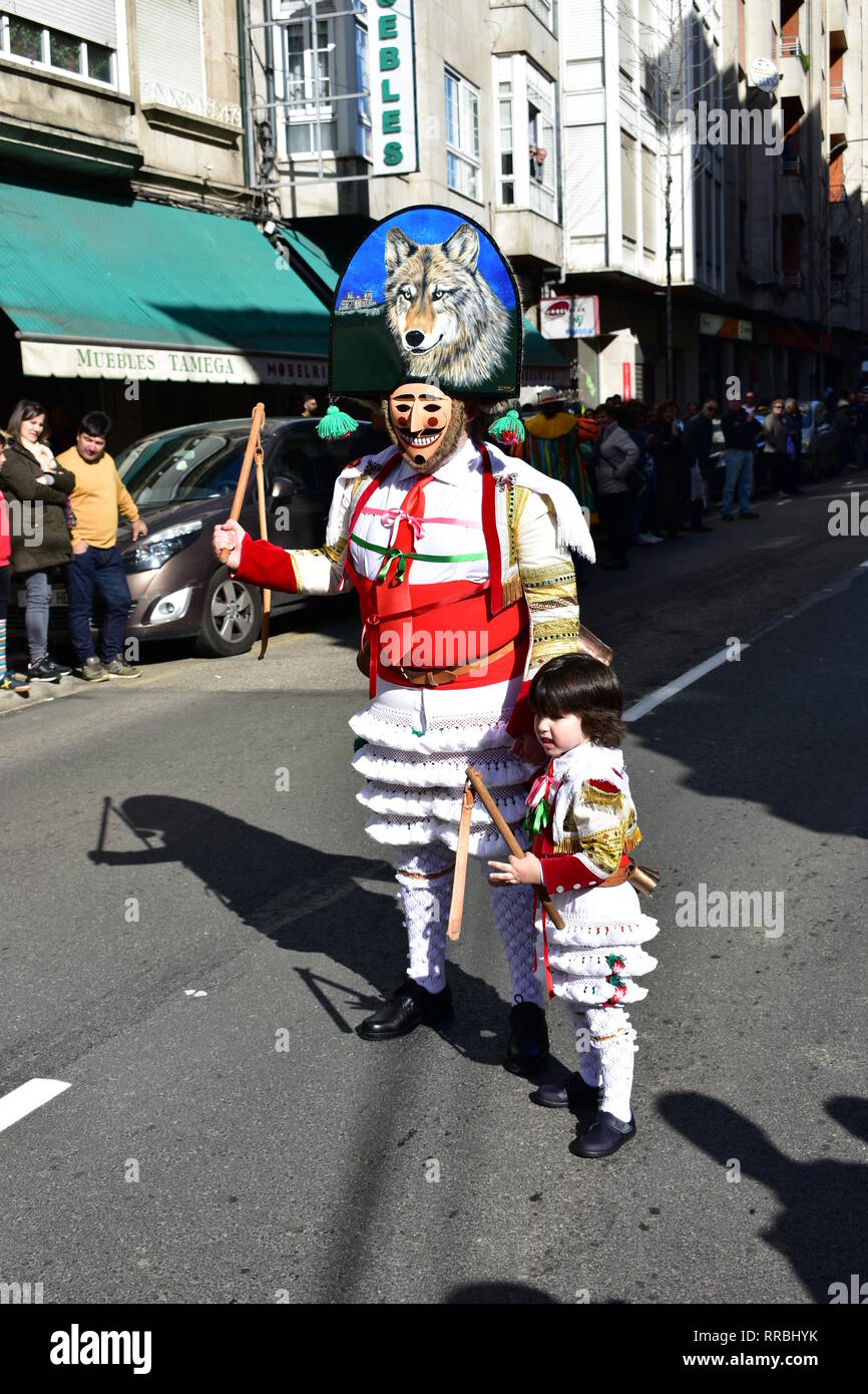 Famoso Carnaval y pasacalles en Verín con cigarrons trajes. La provincia de  Ourense, Galicia, España. 24 de febrero de 2019, primer día de  celebraciones Fotografía de stock - Alamy