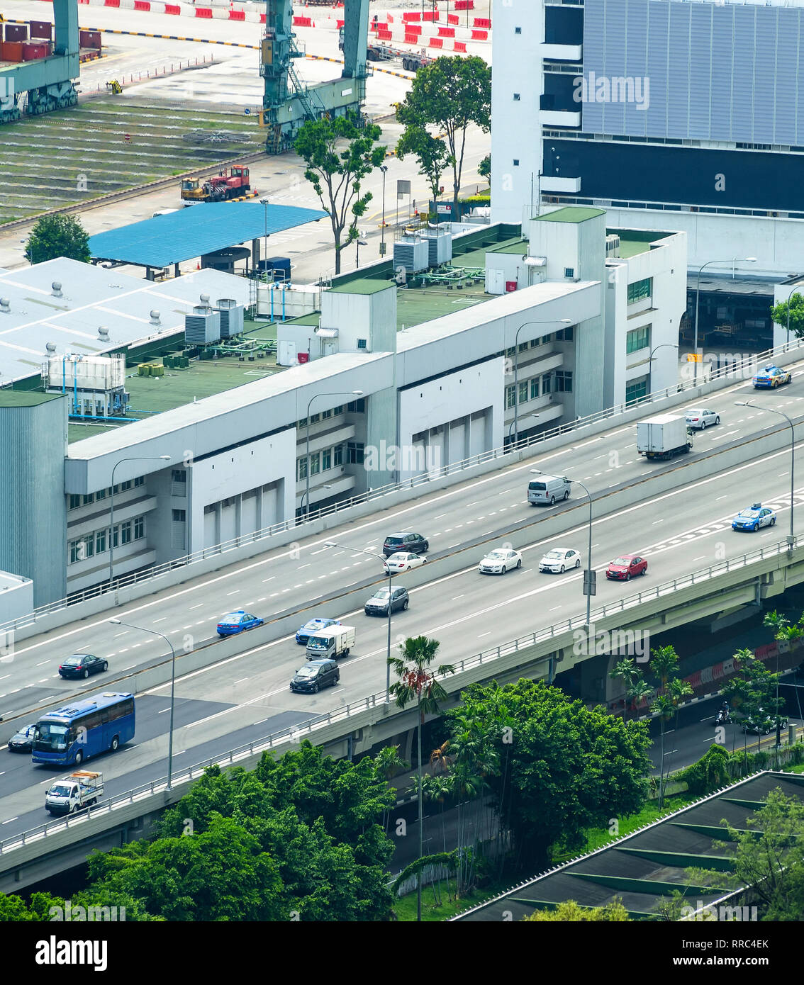 Tráfico de transporte en el puente por el distrito urbano de Singapur Foto de stock