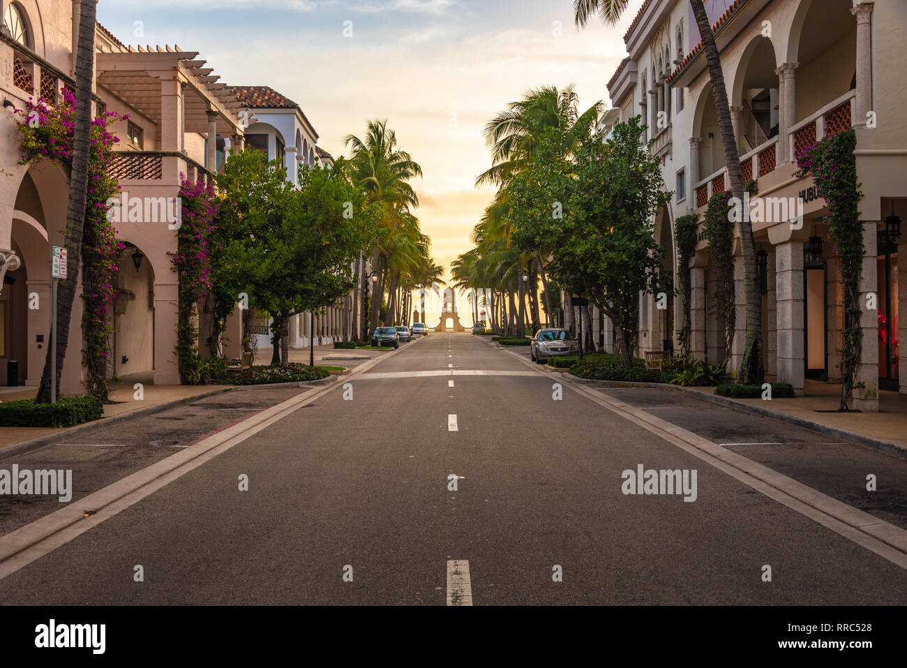 Amanecer sobre el Océano Atlántico en Worth Avenue en Palm Beach, Florida, famosa en todo el mundo por compras de lujo. (Ee.Uu.) Foto de stock